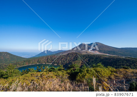 秋の霧島えびの高原に紅葉が美しい池の風景 秋の霧島えびの高原に紅葉が美しい池の風景 83907671