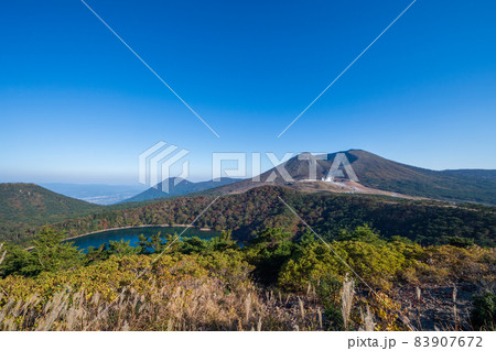 秋の霧島えびの高原に紅葉が美しい池の風景 秋の霧島えびの高原に紅葉が美しい池の風景 83907672