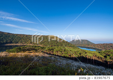 秋の霧島えびの高原に紅葉が美しい池の風景 秋の霧島えびの高原に紅葉が美しい池の風景 83907675
