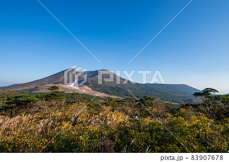 秋の霧島えびの高原に紅葉が美しい池の風景 83907678