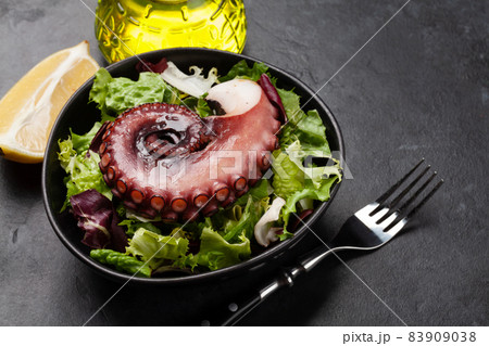 Grilled octopus 83909038