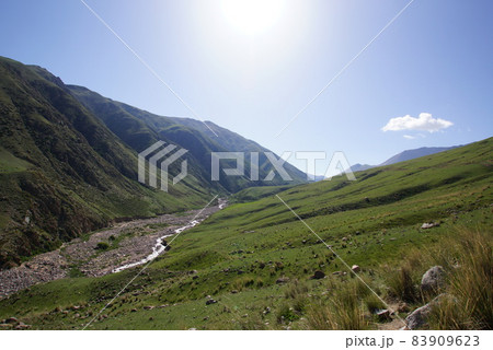 キルギス・コチコル近郊の山岳地帯 キルギス・コチコル近郊の山岳地帯 83909623
