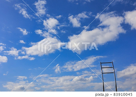 爽やかなブルーの青空と雲とシルバーのオブジェ 爽やかなブルーの青空と雲とシルバーのオブジェ 83910045