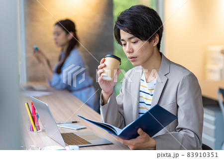 ビジネスマン 撮影協力「+SHIFT NOGIZAKA」 ビジネスマン 撮影協力「+SHIFT NOGIZAKA」 83910351