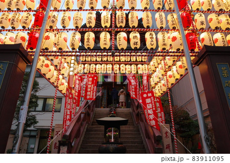 提灯に囲まれた薬研堀不動院（東京都中央区東日本橋） 83911095