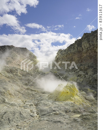 北海道弟子屈町近くの壮大な硫黄山 北海道弟子屈町近くの壮大な硫黄山 83911617