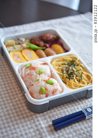 シャケと枝豆のおにぎりのお弁当 シャケと枝豆のおにぎりのお弁当 83912122