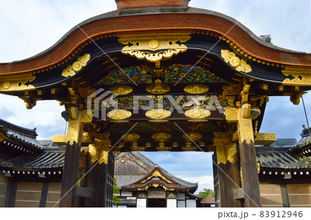 11月の午後に訪れた二条城の美しい唐門越しに二の丸御殿を望む 83912946