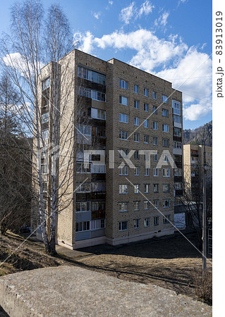 A row of dwelling houses in a mountainous area. A row of dwelling houses in a mountainous area. 83913019