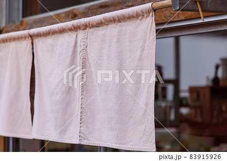 店先の紫色ののれん 83915926