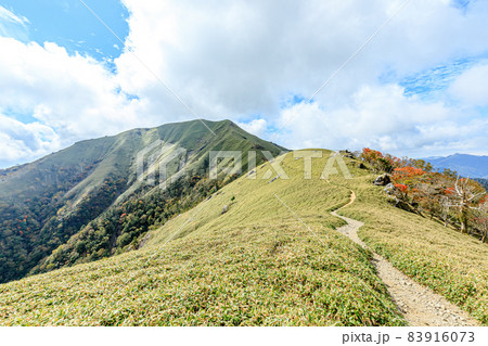 秋の剣山から見た次郎笈　徳島県三好市 83916073