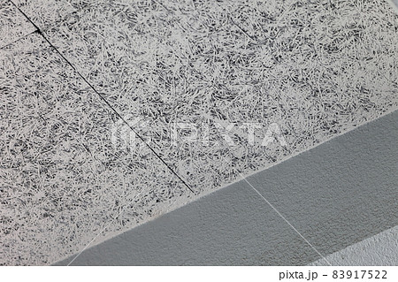 天井に貼られた木毛セメント板 83917522