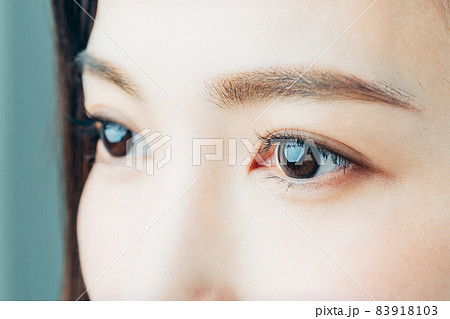 若い女性の瞳 83918103