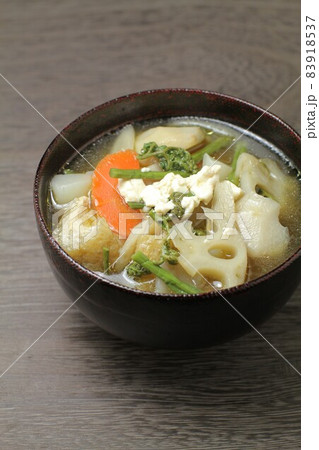 けんちん汁、豆腐と野菜の具だくさんの汁物 83918537