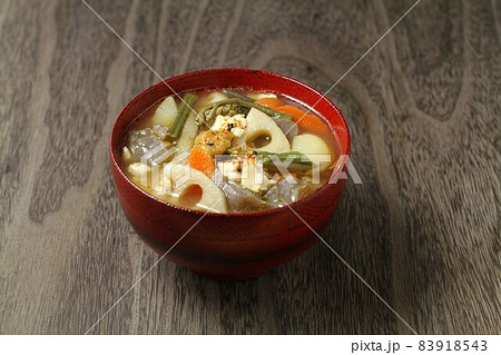 けんちん汁、豆腐と野菜の具だくさんの汁物 83918543