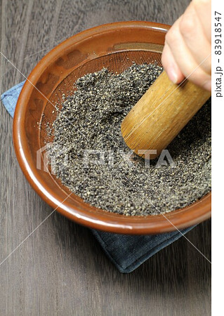 すり鉢で胡麻をする、調理シーン 83918547