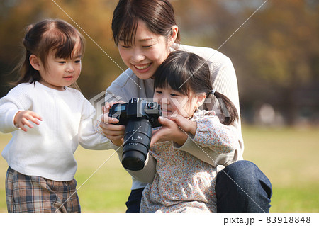 撮影した画像を見る親子 撮影した画像を見る親子 83918848