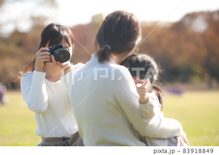 親子の写真を撮る女性カメラマン 83918849