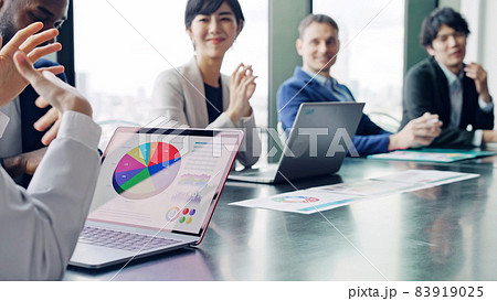 ミーティングする人々 グローバルビジネス ミーティングする人々 グローバルビジネス 83919025