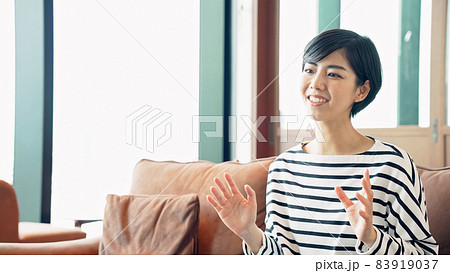 話をする女性　インタビュー　ビデオ通話 83919037