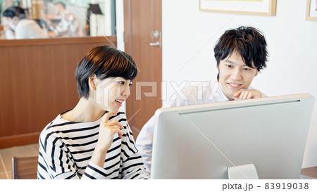 パソコンを見る男女　カジュアルビジネス 83919038
