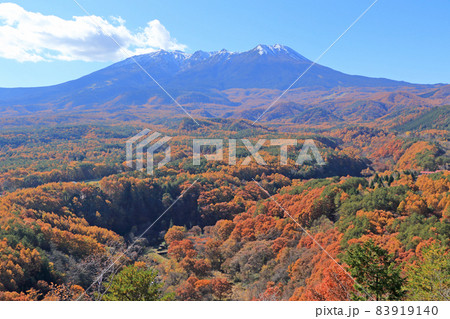 秋の開田高原から望む冠雪した御嶽山 秋の開田高原から望む冠雪した御嶽山 83919140