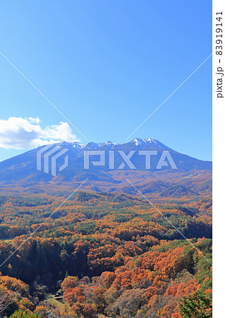 秋の開田高原から望む冠雪した御嶽山 秋の開田高原から望む冠雪した御嶽山 83919141