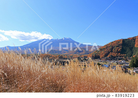 秋の開田高原から望む冠雪した御嶽山 秋の開田高原から望む冠雪した御嶽山 83919223