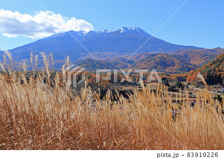 秋の開田高原から望む冠雪した御嶽山 秋の開田高原から望む冠雪した御嶽山 83919226