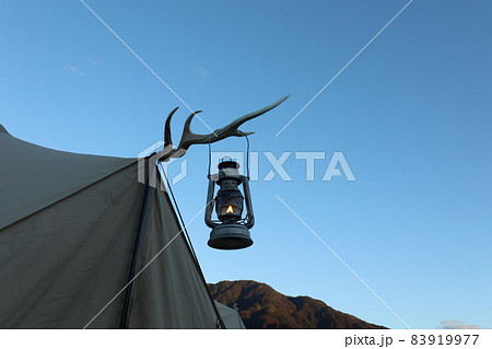 鹿の角のハンガーに掛けられたオイルランタン 鹿の角のハンガーに掛けられたオイルランタン 83919977