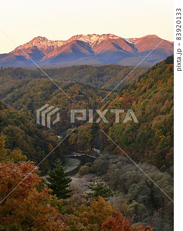 朝焼けに染まる八ヶ岳と紅葉の小海線 朝焼けに染まる八ヶ岳と紅葉の小海線 83920133