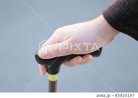 杖をつく老人の女性 杖をつく老人の女性 83920197