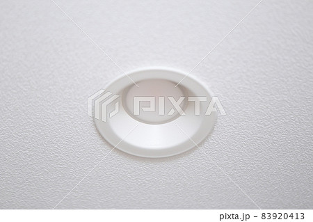 家の天井に取り付けられたLEDダウンライト 家の天井に取り付けられたLEDダウンライト 83920413