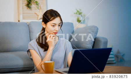 ノートパソコンを使う若い女性 83920675