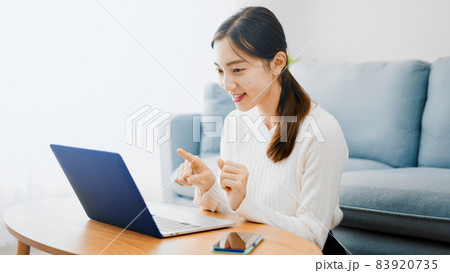 ノートパソコンを使う若い女性 83920735