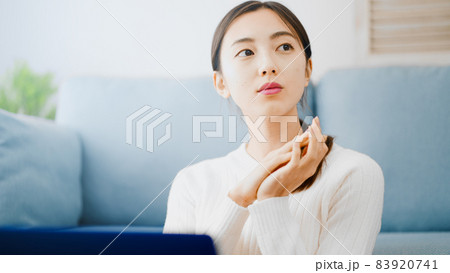 ノートパソコンを使う若い女性 83920741