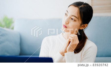 ノートパソコンを使う若い女性 83920742