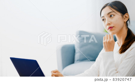 ノートパソコンを使う若い女性 83920747