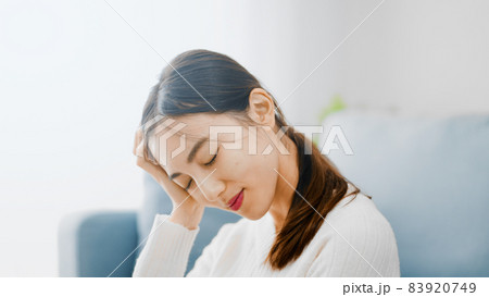 ノートパソコンを使う若い女性 83920749