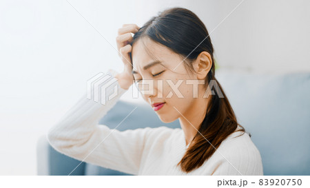 ノートパソコンを使う若い女性 83920750