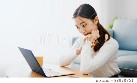 ノートパソコンを使う若い女性 83920751