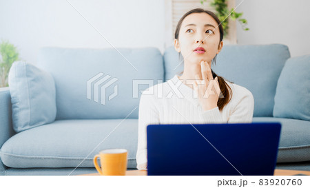 ノートパソコンを使う若い女性 83920760