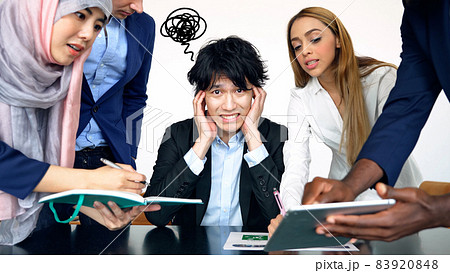 外国人に話しかけられて混乱する日本人男性 英語が苦手な男性 英会話スクール 外国人に話しかけられて混乱する日本人男性 英語が苦手な男性 英会話スクール 83920848