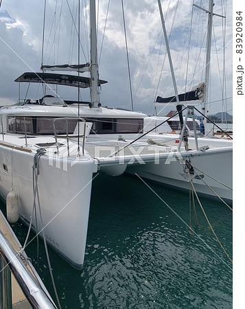 沖縄のヨットハーバーのヨット 83920984