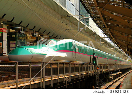 東京駅20番線　東北・北海道新幹線E5系　はやぶさ、はやて、やまびこ、なすの　東京都千代田区丸の内 83921428