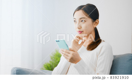 スマートフォンを使う若い女性 83921910