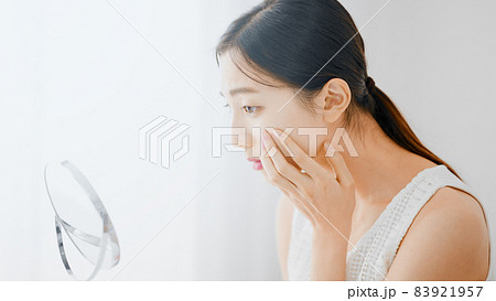 ビューティーイメージ スキンケアをする若い女性 ビューティーイメージ スキンケアをする若い女性 83921957