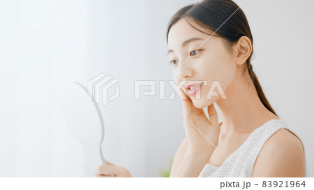 ビューティーイメージ　スキンケアをする若い女性 83921964