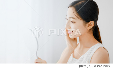 ビューティーイメージ　スキンケアをする若い女性 83921965