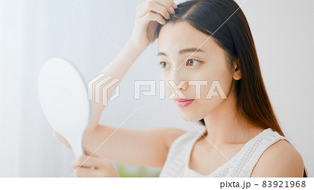 ヘアケアをする若い女性 83921968